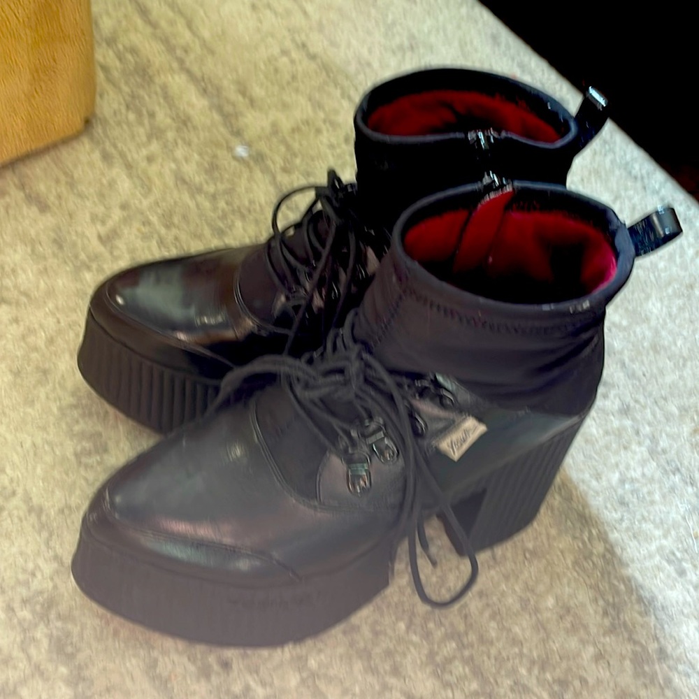 Yosuke size 7 chincky platform bootie